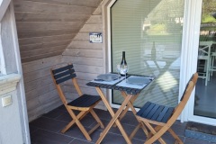 Espace repas sur la terrasse du gîte