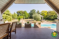 Vue sur la terrasse et la piscine depuis le salon